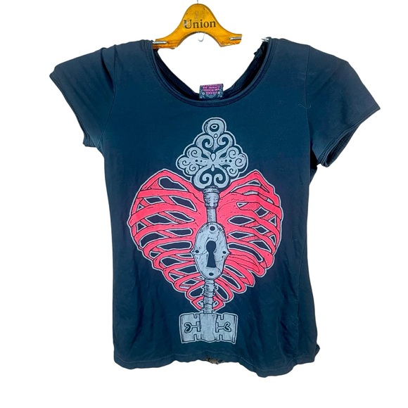 Too Fast Key To The Heart Women’s Graphic Short Sleeve T-Shirt Size NO TAG - Picture 1 of 10